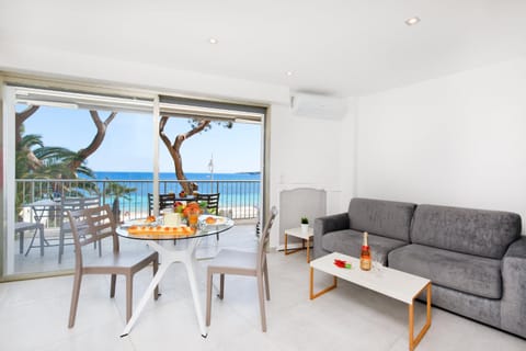 Day, Natural landscape, View (from property/room), Balcony/Terrace, Living room, Seating area, Dining area, Landmark view, Landmark view, Sea view, Sea view