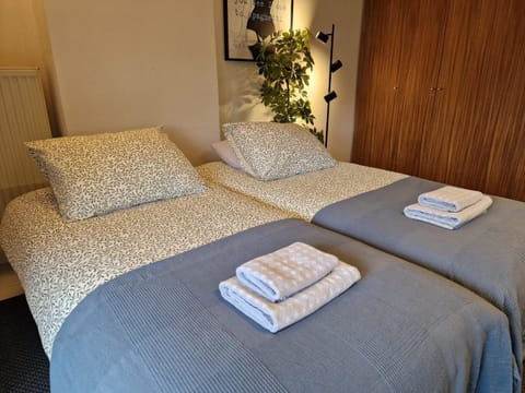 Bed, Bedroom, towels