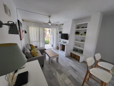 Communal lounge/ TV room, TV and multimedia, Living room, Seating area, air conditioner