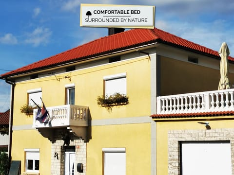 Property building, Patio, Day, Street view