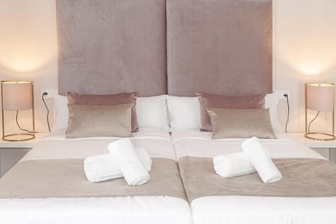 Bed, Bedroom, towels