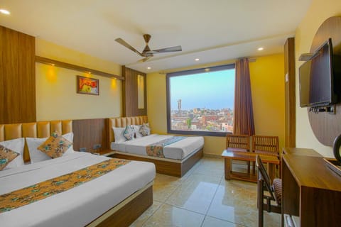 Bed, TV and multimedia, Photo of the whole room, Bedroom, fireplace, air conditioner