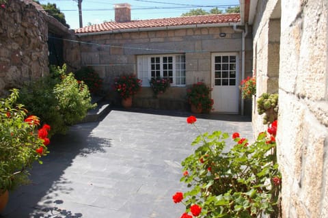 Vivienda tradicional con jardín y patio interior House in O Salnés