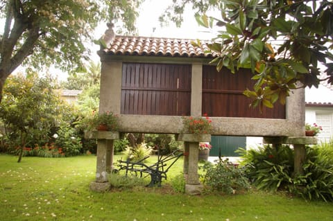Vivienda tradicional con jardín y patio interior House in O Salnés