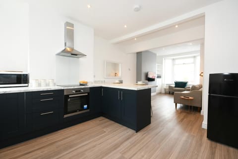 Morden house close to City centre & The Peaks House in Chesterfield