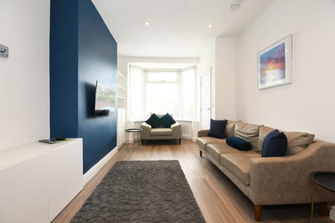 Morden house close to City centre & The Peaks House in Chesterfield