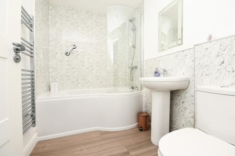 Morden house close to City centre & The Peaks House in Chesterfield