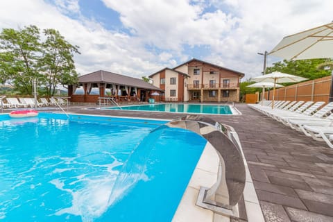Property building, Patio, Day, Pool view, Swimming pool, sunbed