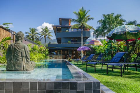 Property building, Garden, Garden view, Pool view, Swimming pool, sunbed