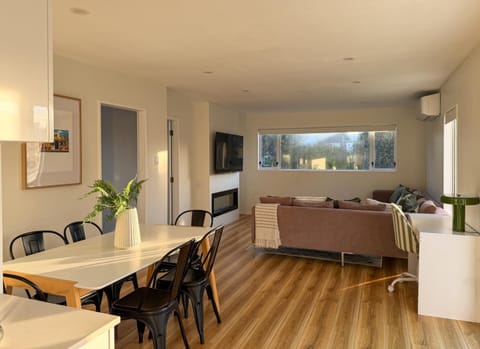 TV and multimedia, Living room, Business facilities, Seating area, Dining area, fireplace