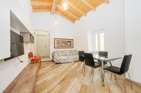 TV and multimedia, Living room, Seating area, Dining area