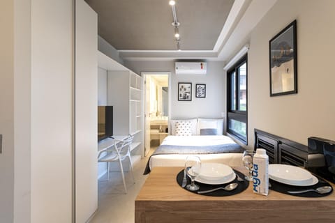 Bed, Day, TV and multimedia, Photo of the whole room, Dining area, Bedroom, locker, air conditioner
