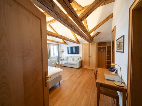 Bed, TV and multimedia, Photo of the whole room, Seating area, Bedroom