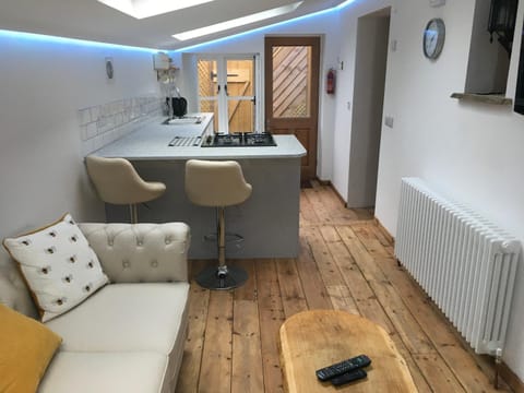 The Bees Knees @ Redhill Grange Apartment in Forest of Dean