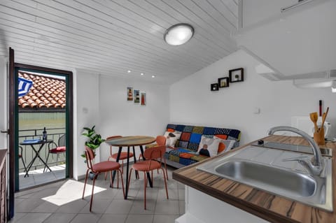Kitchen or kitchenette, Living room, Seating area, Dining area