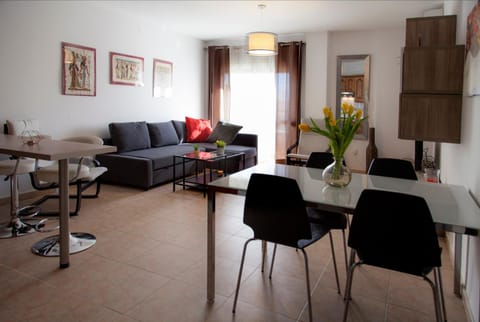Kitchen or kitchenette, Living room, Seating area, Dining area