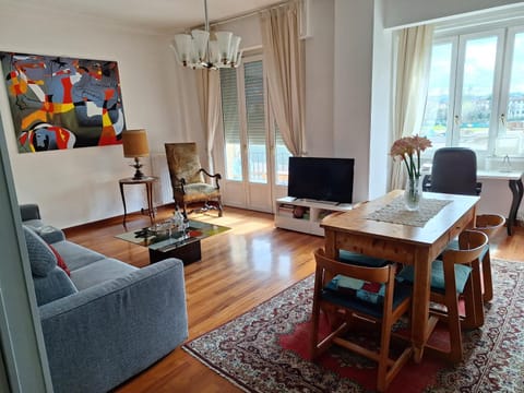 Communal lounge/ TV room, TV and multimedia, Living room, Seating area, Dining area, Evening entertainment