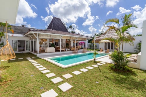 Property building, Garden, Garden, Garden view, Pool view, Swimming pool, sunbed