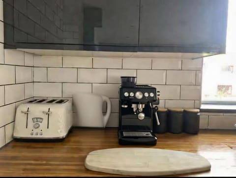 Dreghorn House 5 b-rooms 9 beds 3 toilets 2 showers,1 bath 2 receiption Secure free Parking 233 Wifi House in Edinburgh