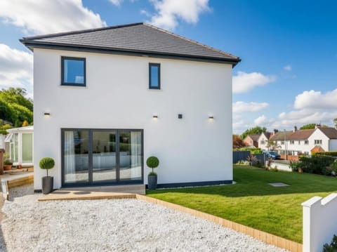 Dreghorn House 5 b-rooms 9 beds 3 toilets 2 showers,1 bath 2 receiption Secure free Parking 233 Wifi House in Edinburgh