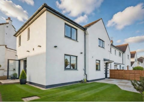 Dreghorn House 5 b-rooms 9 beds 3 toilets 2 showers,1 bath 2 receiption Secure free Parking 233 Wifi House in Edinburgh