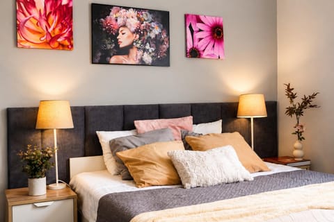 Bed, Seating area