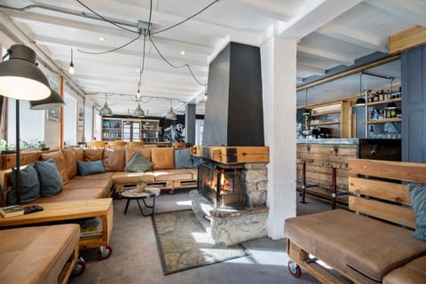 Lounge or bar, fireplace