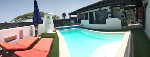 Patio, Swimming pool, sunbed