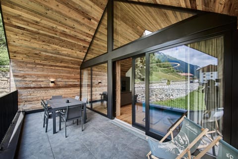 View (from property/room), Balcony/Terrace, Dining area, Mountain view