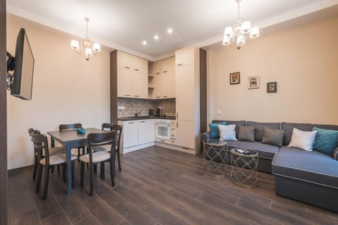 Kitchen or kitchenette, Living room, Seating area, Dining area