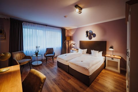 Bed, Photo of the whole room, Seating area, Bedroom