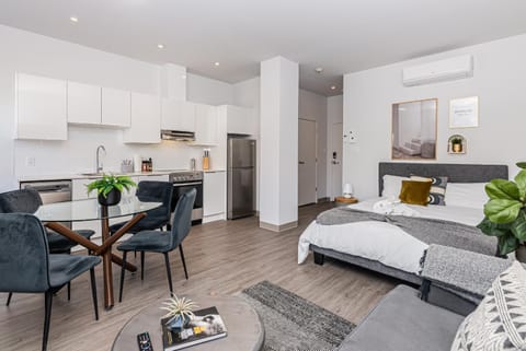 Bed, Kitchen or kitchenette, Living room, Seating area, Dining area, Bedroom, oven, stove, air conditioner
