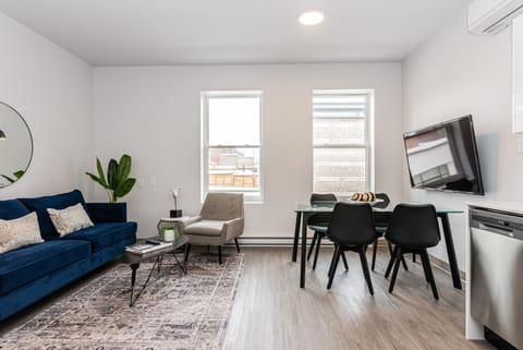 TV and multimedia, Kitchen or kitchenette, Living room, Seating area, Dining area