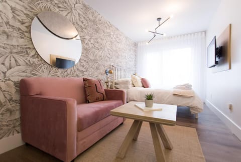 Bed, TV and multimedia, Living room, Seating area, Bedroom