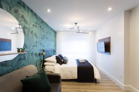 Bed, TV and multimedia, Living room, Seating area, Bedroom, towels