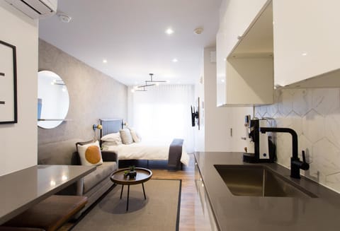 Bed, Kitchen or kitchenette, Living room, Seating area, Dining area, Bedroom, air conditioner