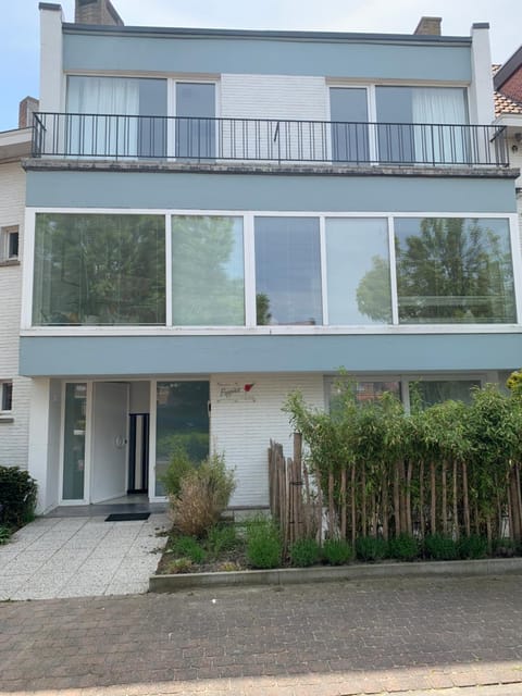 Studio Poppies, terras, Free Parking Apartment in Ostend