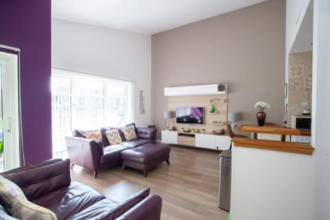 Mosspark Boulevard Exec Apartment ii - Free Parking Apartment in Glasgow