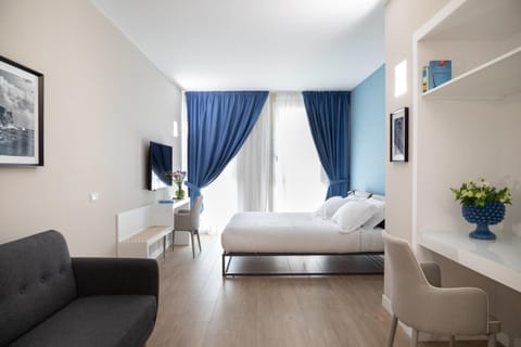 Bed, TV and multimedia, Living room, Photo of the whole room, Seating area, Bedroom