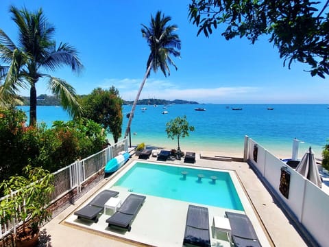 View (from property/room), Balcony/Terrace, Beach, Pool view, Sea view, Swimming pool, sunbed