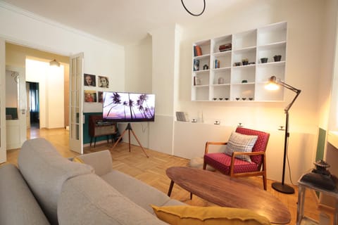 Communal lounge/ TV room, TV and multimedia, Living room, Seating area, Evening entertainment