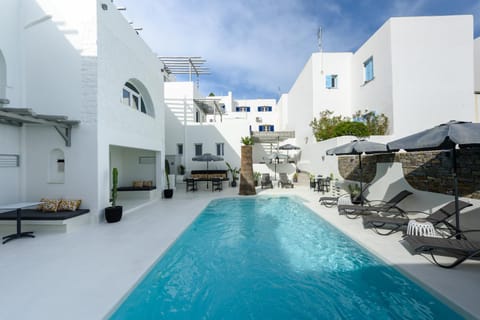 Property building, Patio, Day, Pool view, Swimming pool, sunbed