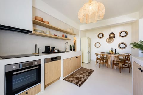 Coffee/tea facilities, Kitchen or kitchenette, Dining area, dishwasher, minibar, oven, stove