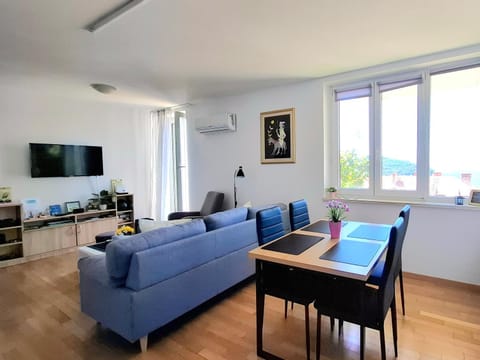 TV and multimedia, Living room, Seating area, Dining area, Evening entertainment