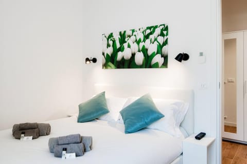 Bed, Bedroom, towels