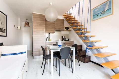 Kitchen or kitchenette, Living room, Seating area, Dining area