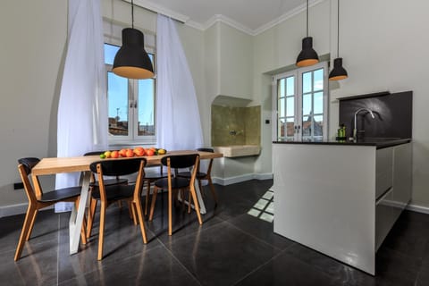 Kitchen or kitchenette, Dining area