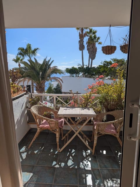 Modern & Spacious Studio Isla, Puerto Del Carmen Apartment in Puerto del Carmen