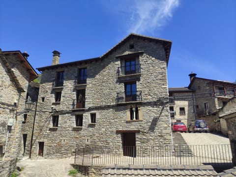 Property building, Nearby landmark, Facade/entrance, Other, Hiking, Mountain view, Street view, group of guests, Family, Family, locker