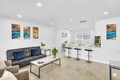 Modern 2br Near Aventura Mall & Sunny Beach House in Hallandale Beach